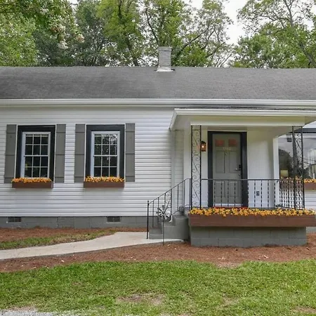 Villa Broad Bungalow - Minutes From Downtown Athens!